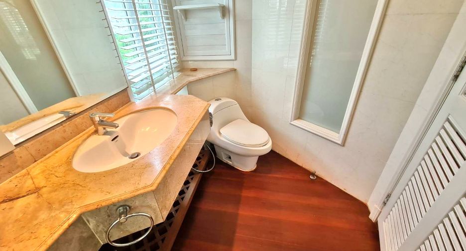 For rent 3 bedrooms condo in Sathon, Bangkok