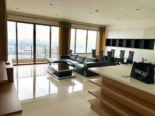 For rent 3 bedrooms condo in Khlong Toei, Bangkok