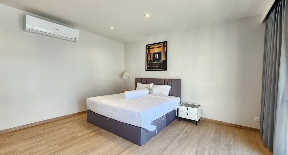 For rent 3 bedrooms condo in Sathon, Bangkok