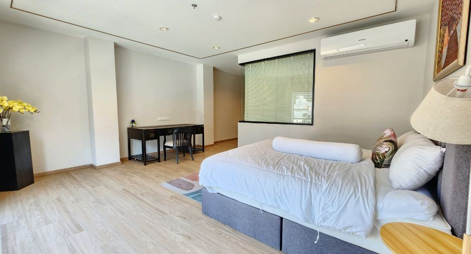 For rent 3 bedrooms condo in Sathon, Bangkok