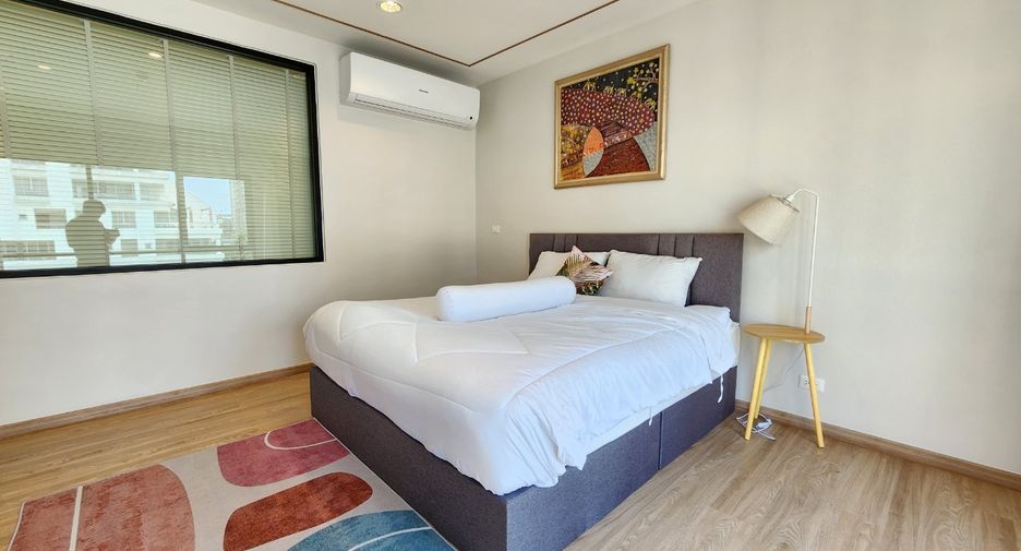For rent 3 bedrooms condo in Sathon, Bangkok