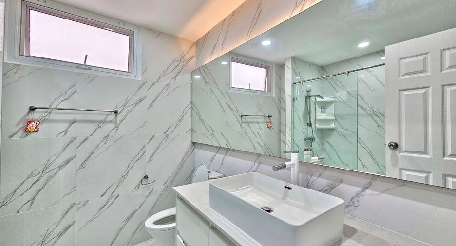 Condo en alquiler de 2 habitaciones en Khlong Toei, Bangkok