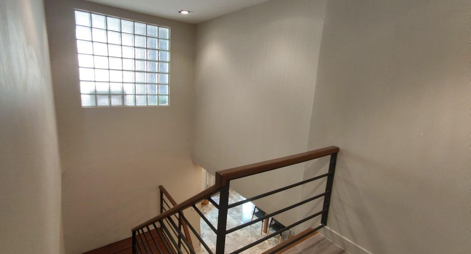 For rent 3 bedrooms condo in Watthana, Bangkok