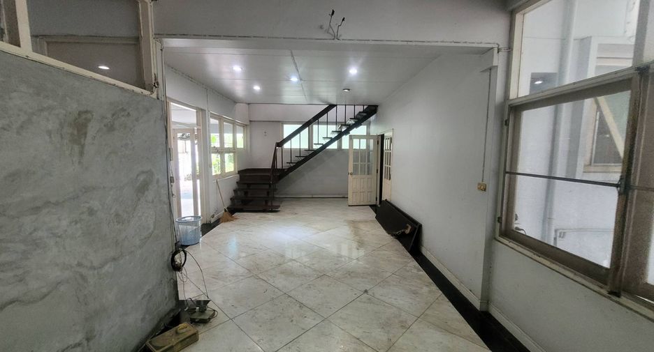 For rent 3 bedrooms house in Watthana, Bangkok