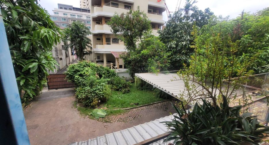 For rent 3 bedrooms house in Watthana, Bangkok