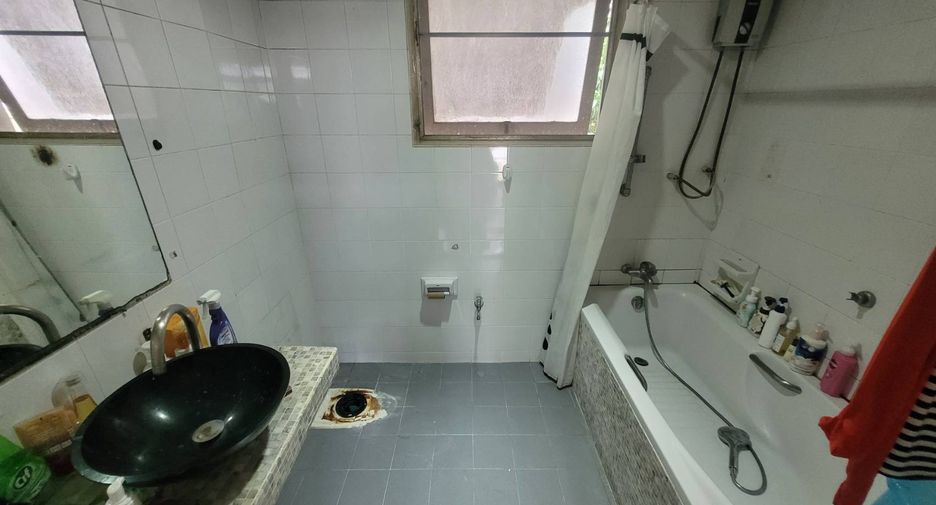 For rent 3 bedrooms house in Watthana, Bangkok