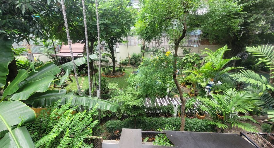 For rent 3 bedrooms house in Watthana, Bangkok