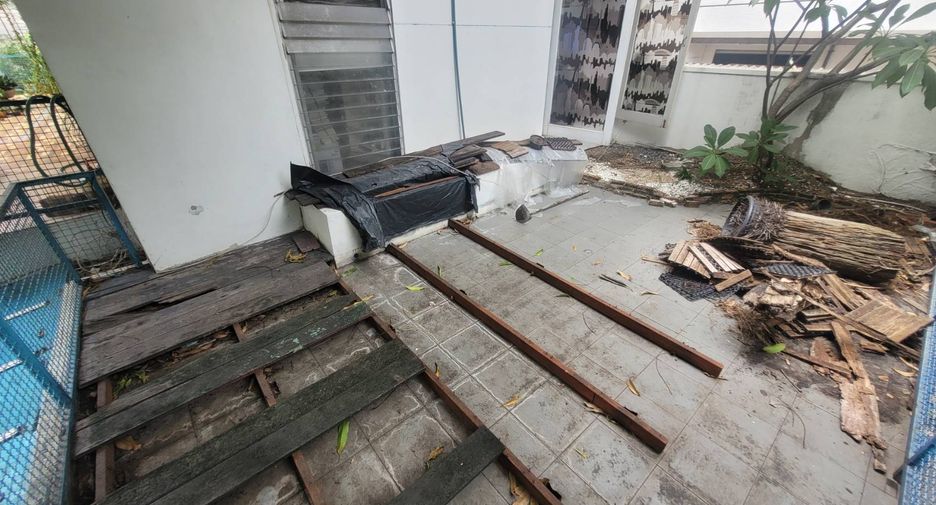 For rent 3 bedrooms house in Watthana, Bangkok