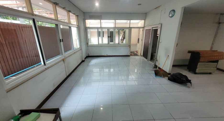 For rent 3 bedrooms house in Watthana, Bangkok