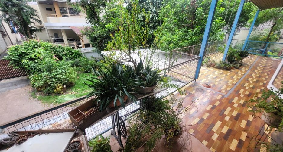 For rent 3 bedrooms house in Watthana, Bangkok