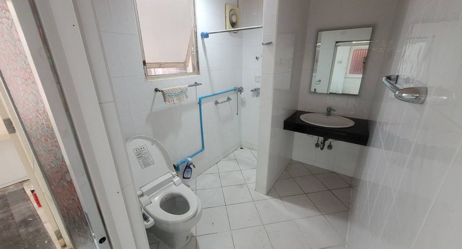 For rent 3 bedrooms house in Watthana, Bangkok