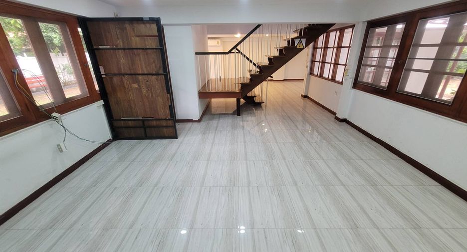 For rent 3 bedrooms house in Watthana, Bangkok