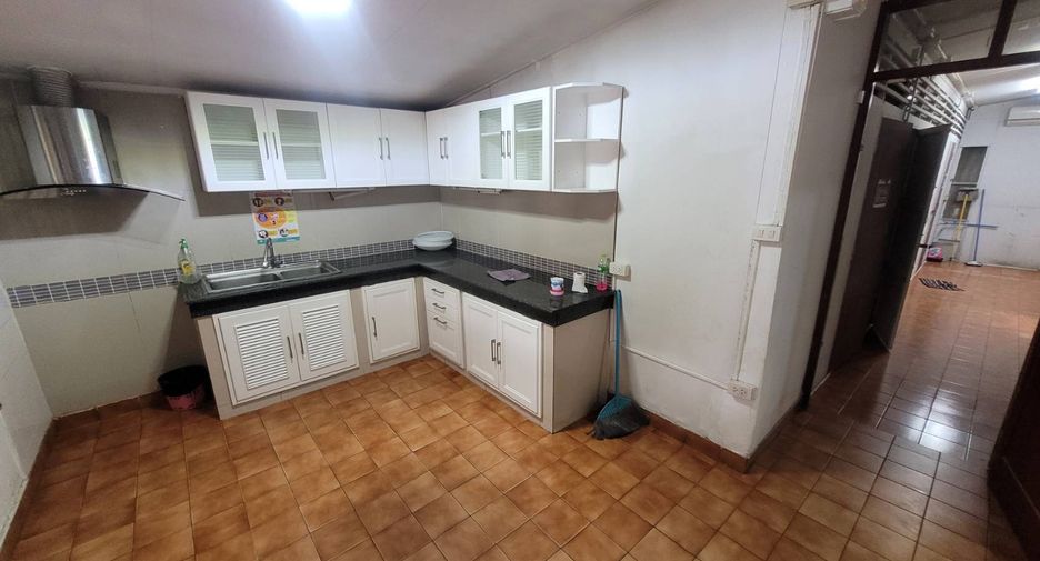 For rent 3 bedrooms house in Watthana, Bangkok