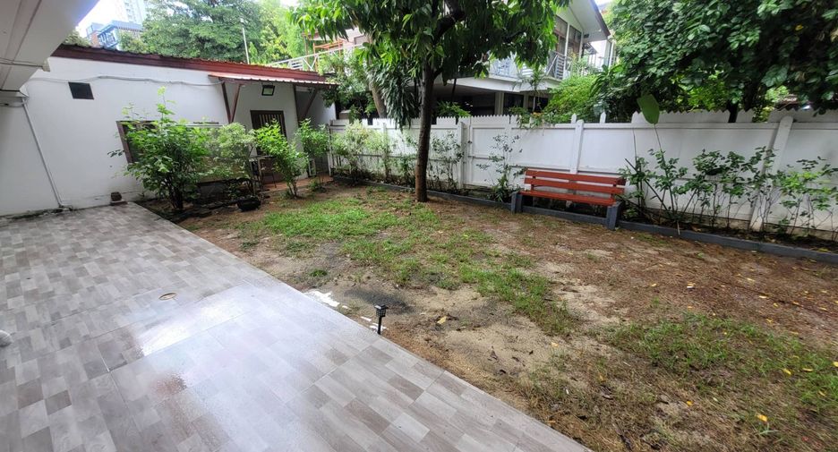 For rent 3 bedrooms house in Watthana, Bangkok