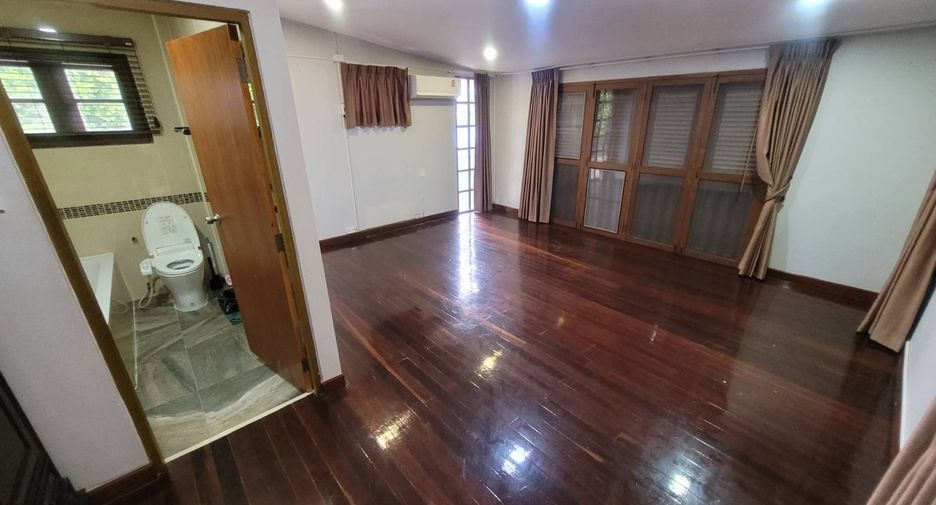 For rent 3 bedrooms house in Watthana, Bangkok