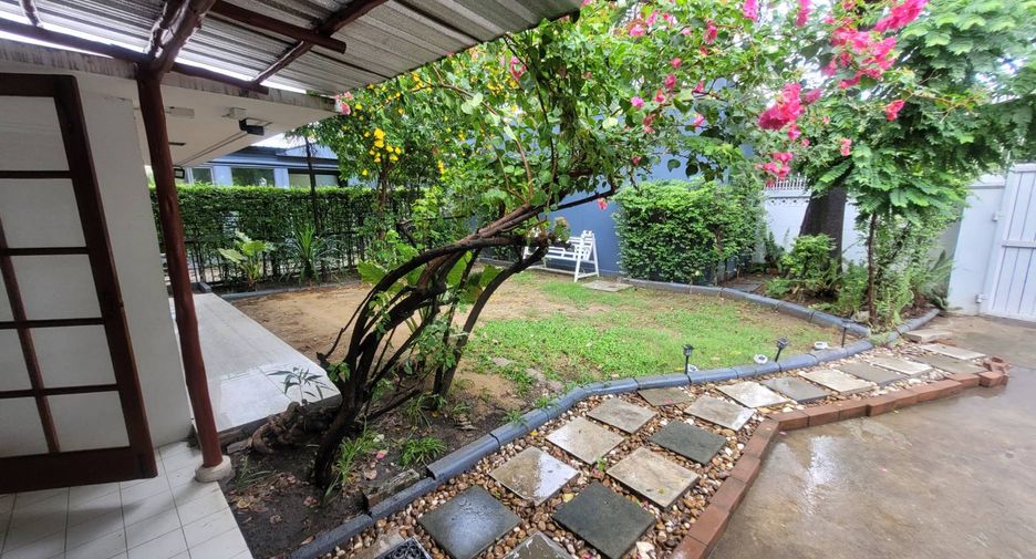 For rent 3 bedrooms house in Watthana, Bangkok