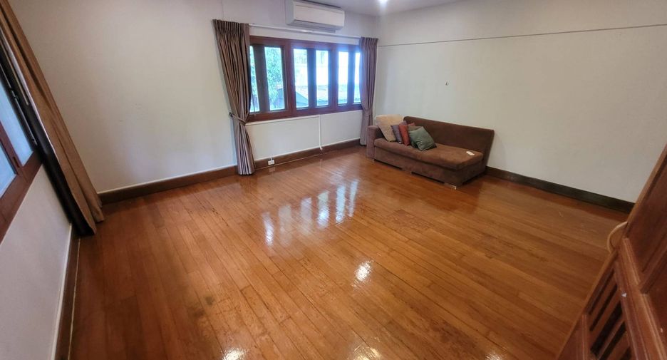 For rent 3 bedrooms house in Watthana, Bangkok