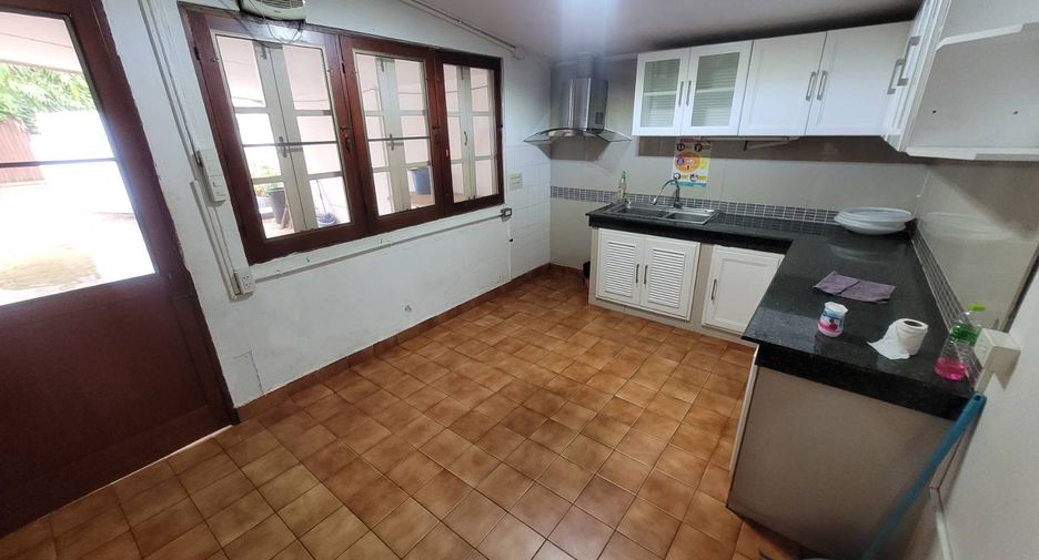 For rent 3 bedrooms house in Watthana, Bangkok