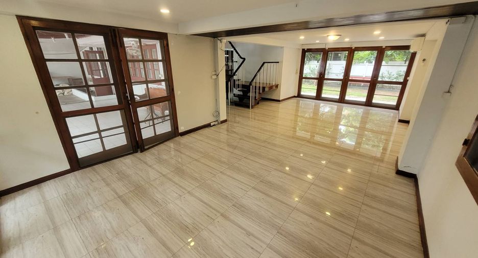 For rent 3 bedrooms house in Watthana, Bangkok