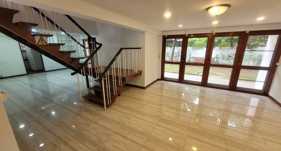For rent 3 bedrooms house in Watthana, Bangkok
