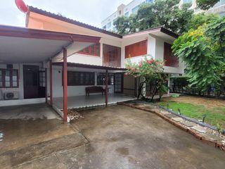 For rent 3 bedrooms house in Watthana, Bangkok