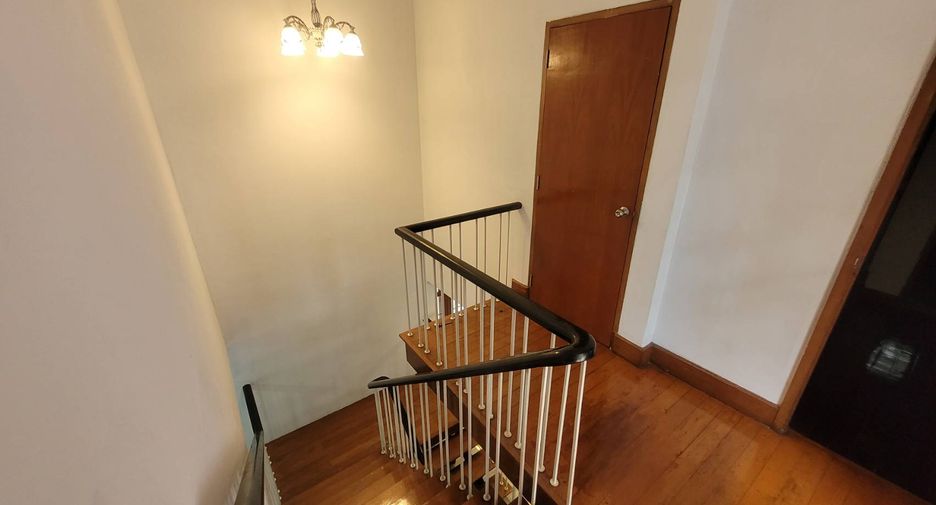 For rent 3 bedrooms house in Watthana, Bangkok