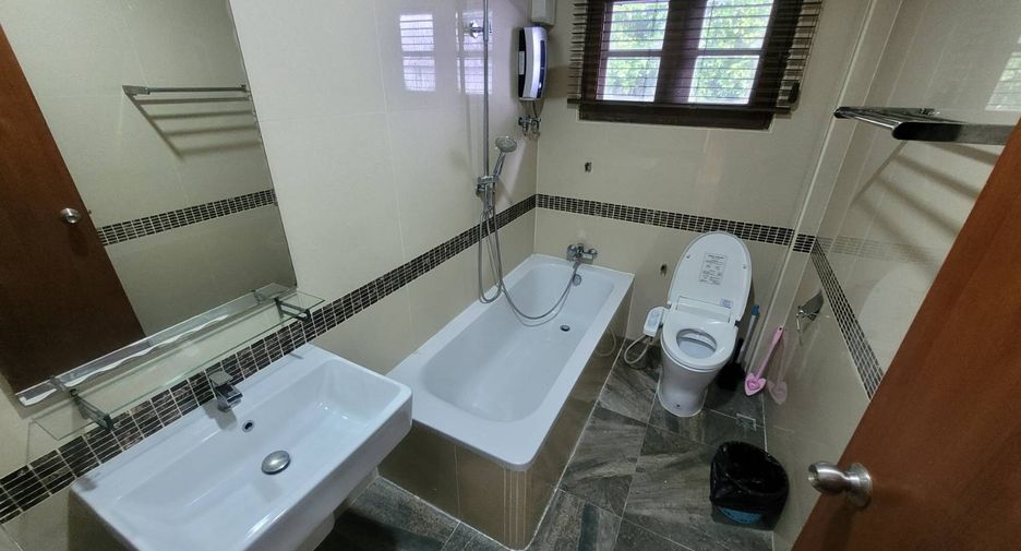 For rent 3 bedrooms house in Watthana, Bangkok