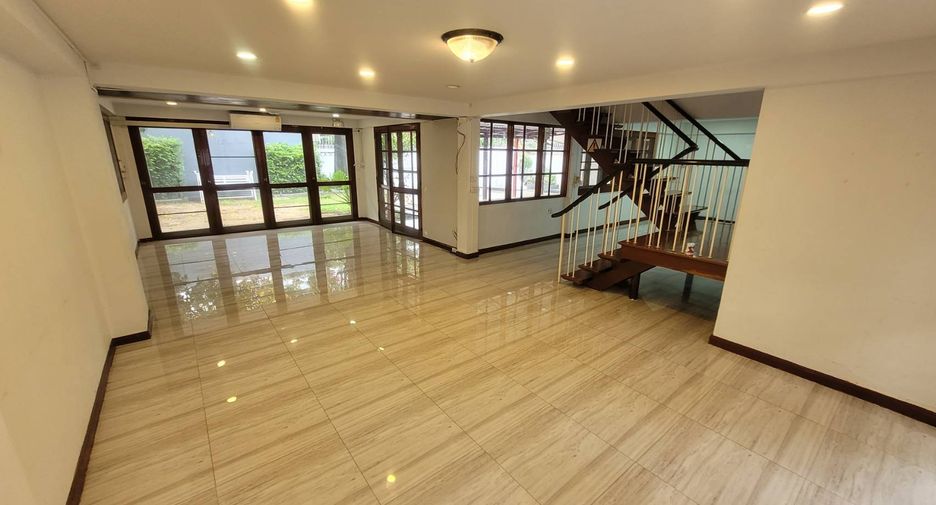 For rent 3 bedrooms house in Watthana, Bangkok