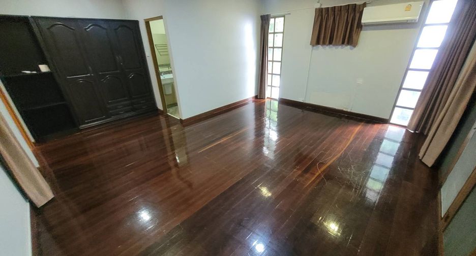 For rent 3 bedrooms house in Watthana, Bangkok