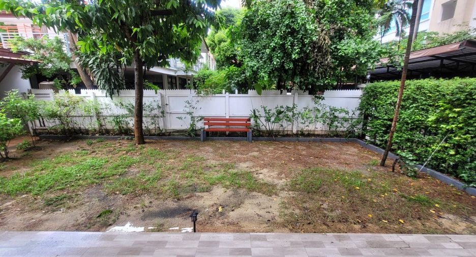 For rent 3 bedrooms house in Watthana, Bangkok