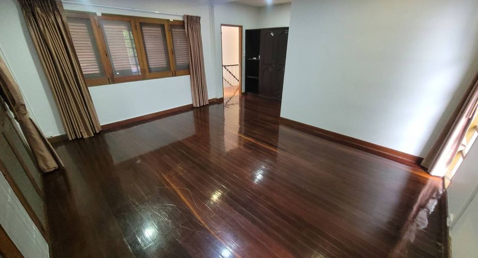 For rent 3 bedrooms house in Watthana, Bangkok