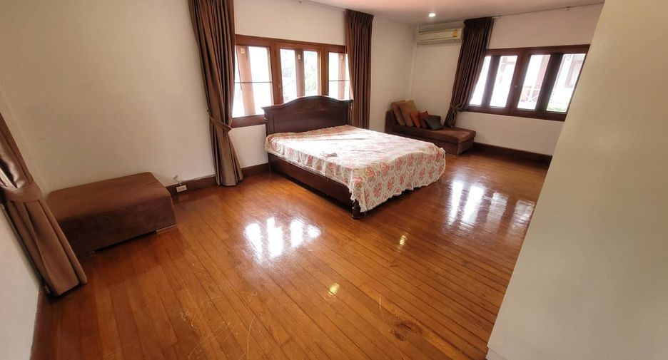 For rent 3 bedrooms house in Watthana, Bangkok