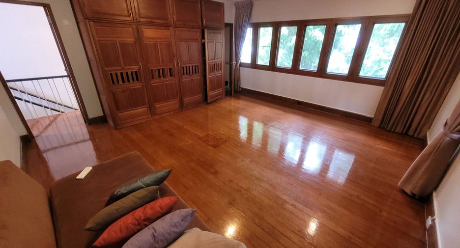 For rent 3 bedrooms house in Watthana, Bangkok