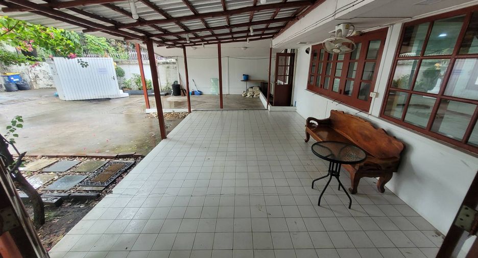 For rent 3 bedrooms house in Watthana, Bangkok