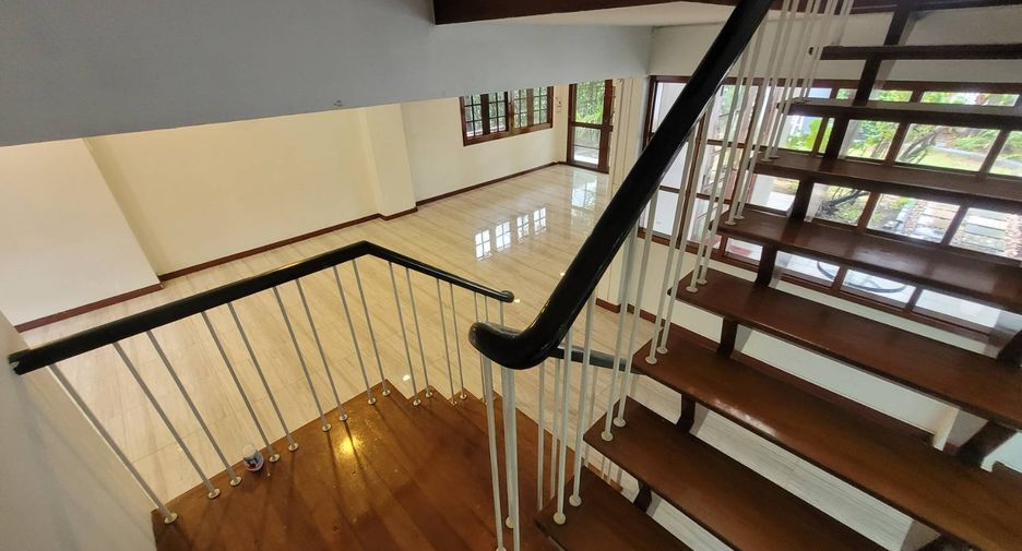 For rent 3 bedrooms house in Watthana, Bangkok