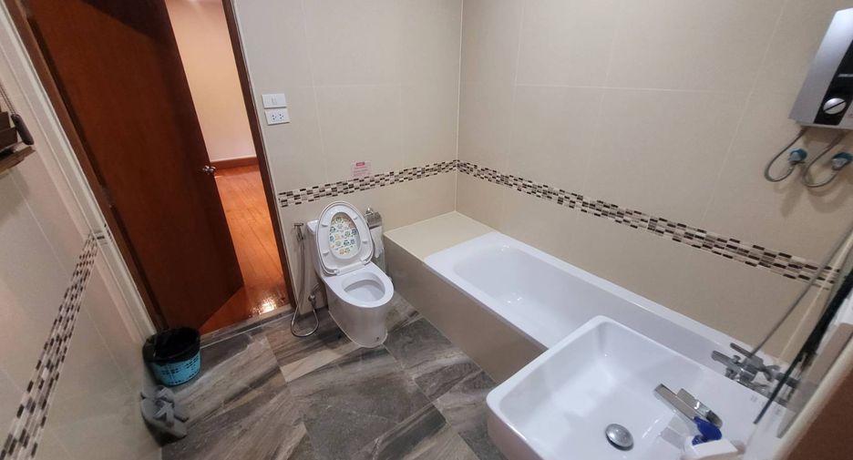 For rent 3 bedrooms house in Watthana, Bangkok