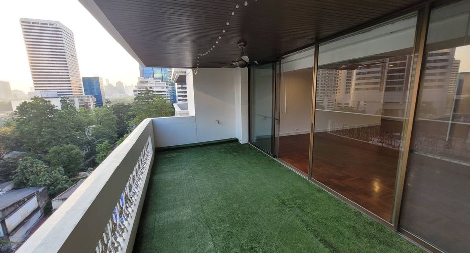 Condo en alquiler de 3 habitaciones en Khlong Toei, Bangkok