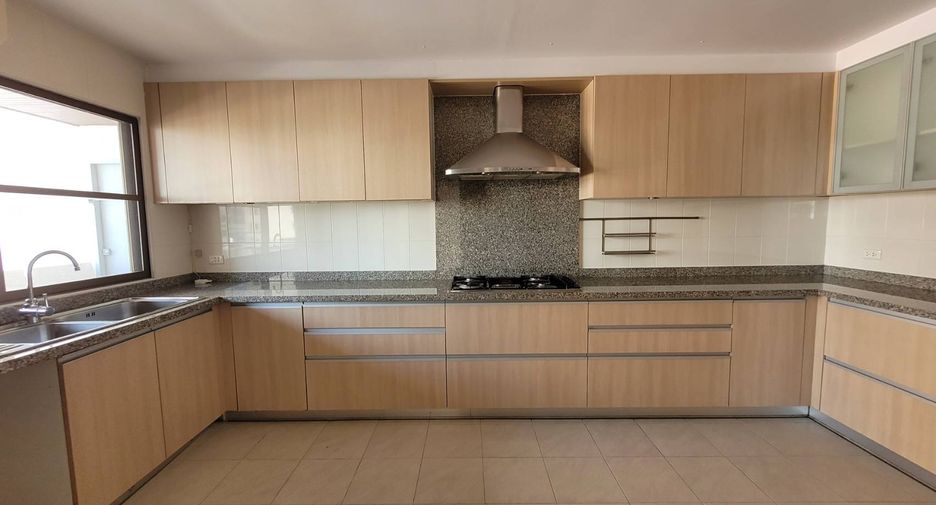 Condo en alquiler de 3 habitaciones en Khlong Toei, Bangkok