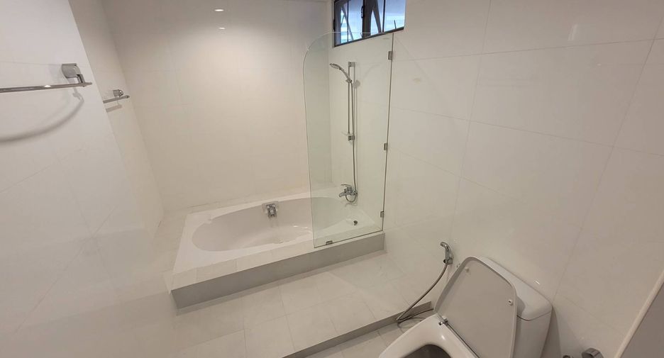 Condo en alquiler de 3 habitaciones en Khlong Toei, Bangkok