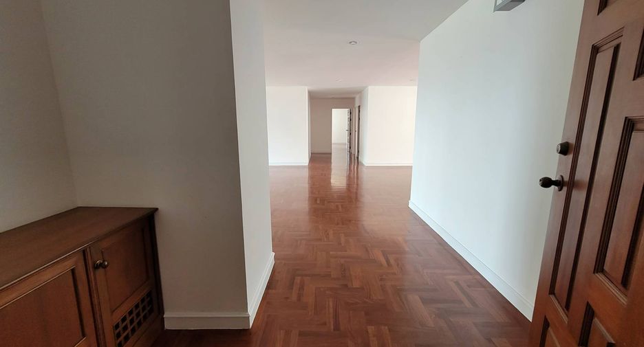 Condo en alquiler de 3 habitaciones en Khlong Toei, Bangkok