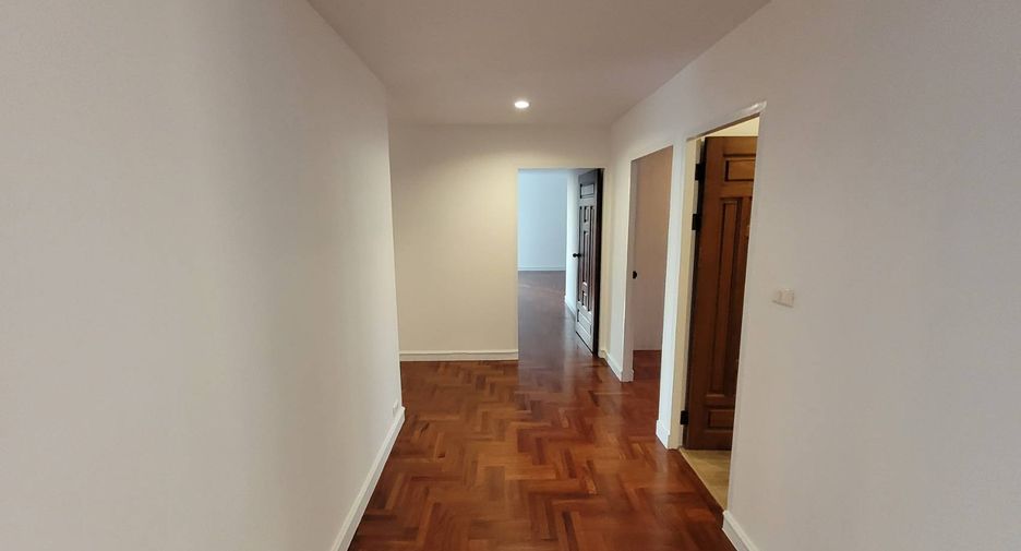 Condo en alquiler de 3 habitaciones en Khlong Toei, Bangkok