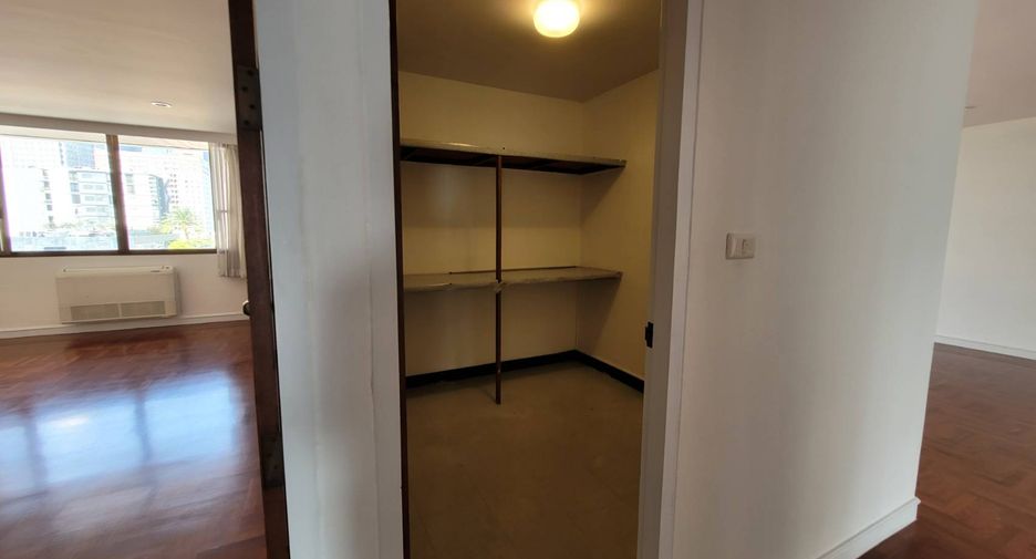 Condo en alquiler de 3 habitaciones en Khlong Toei, Bangkok