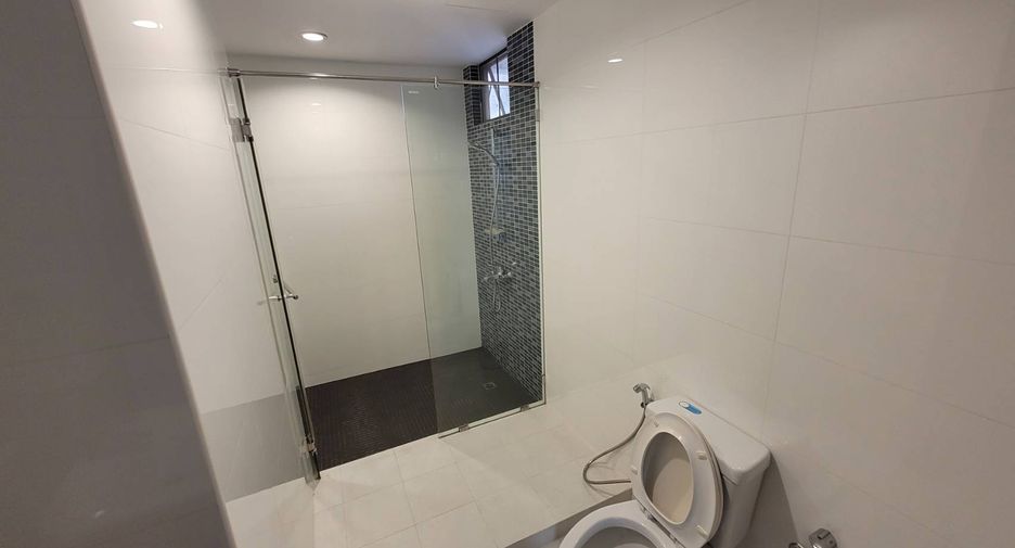 Condo en alquiler de 3 habitaciones en Khlong Toei, Bangkok