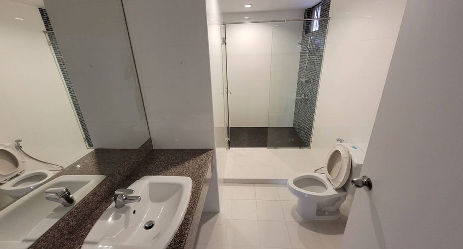 Condo en alquiler de 3 habitaciones en Khlong Toei, Bangkok