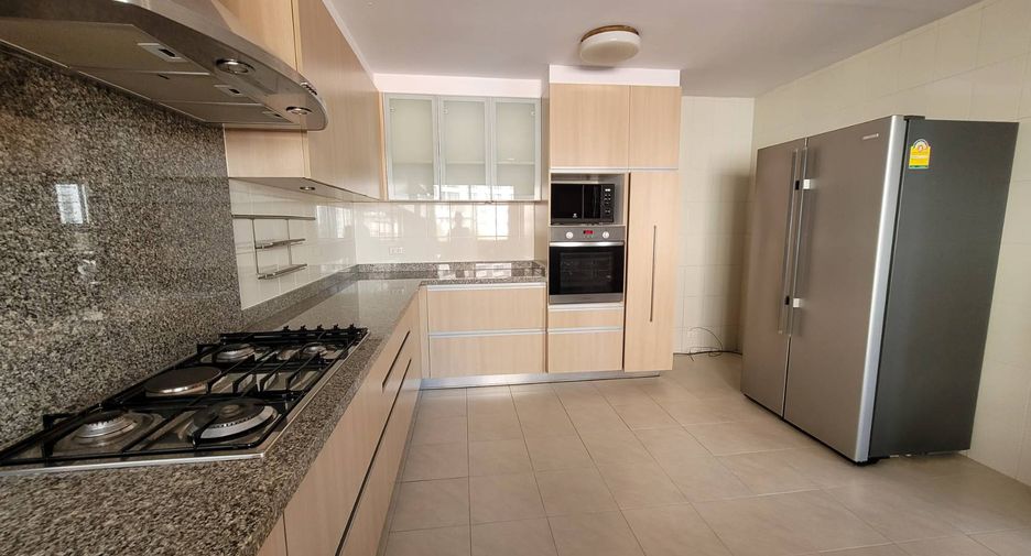 Condo en alquiler de 3 habitaciones en Khlong Toei, Bangkok