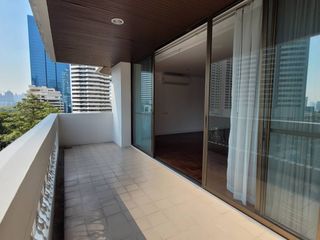 Condo en alquiler de 3 habitaciones en Khlong Toei, Bangkok
