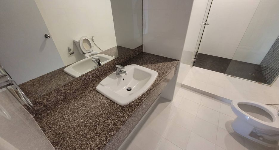 Condo en alquiler de 3 habitaciones en Khlong Toei, Bangkok