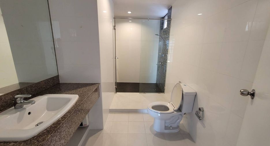 Condo en alquiler de 3 habitaciones en Khlong Toei, Bangkok