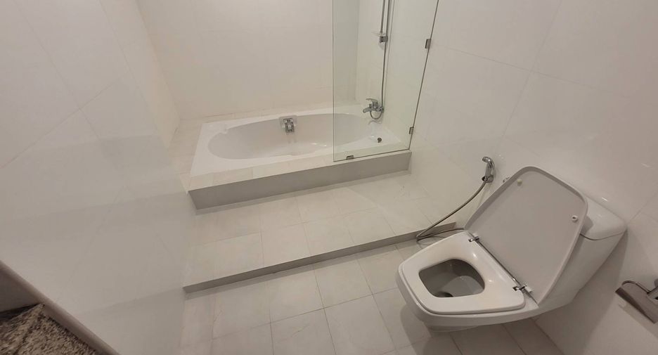 Condo en alquiler de 3 habitaciones en Khlong Toei, Bangkok