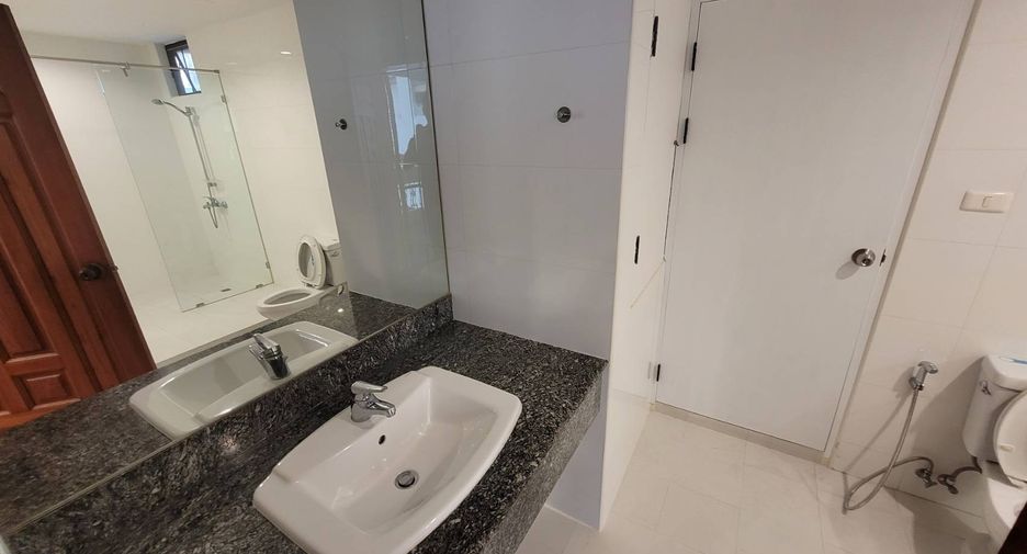 Condo en alquiler de 3 habitaciones en Khlong Toei, Bangkok